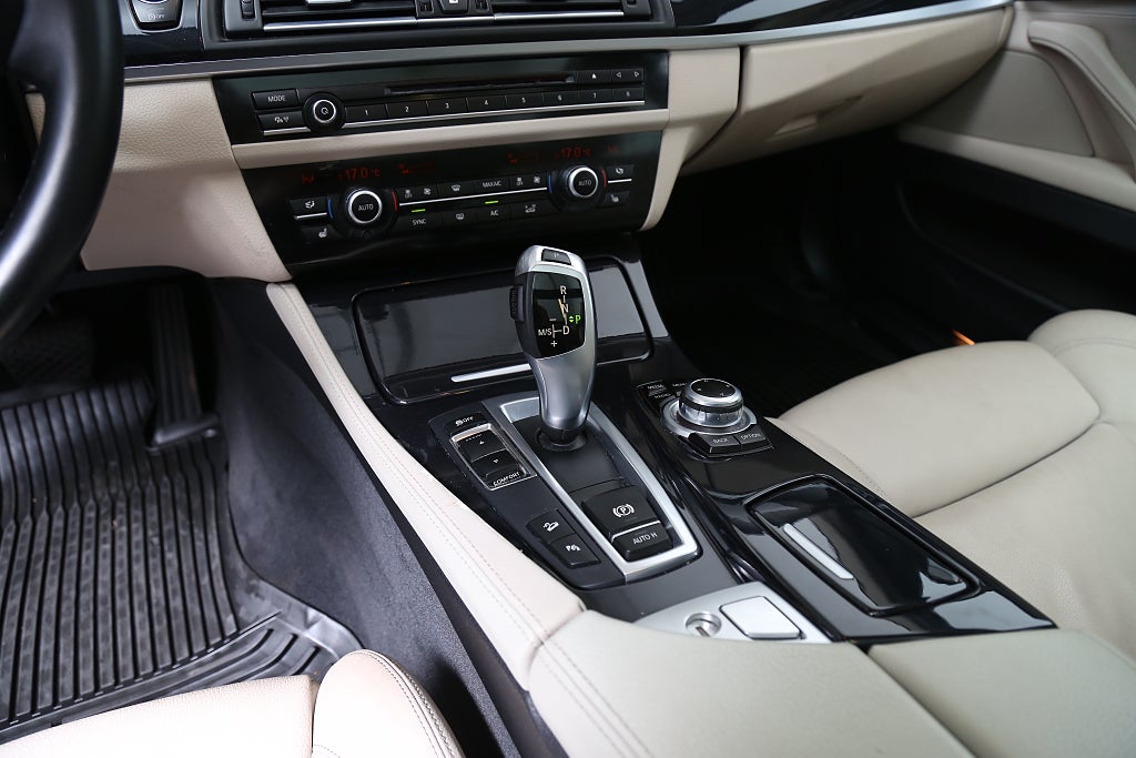 BMW 520d xDrive 190hk Touring Aut Panorama l 19" l Dieselvärmare 2017