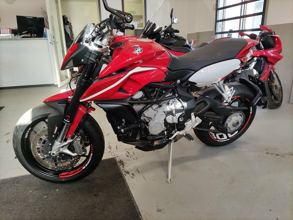 MV Agusta rivale 800 Levereras ny servad