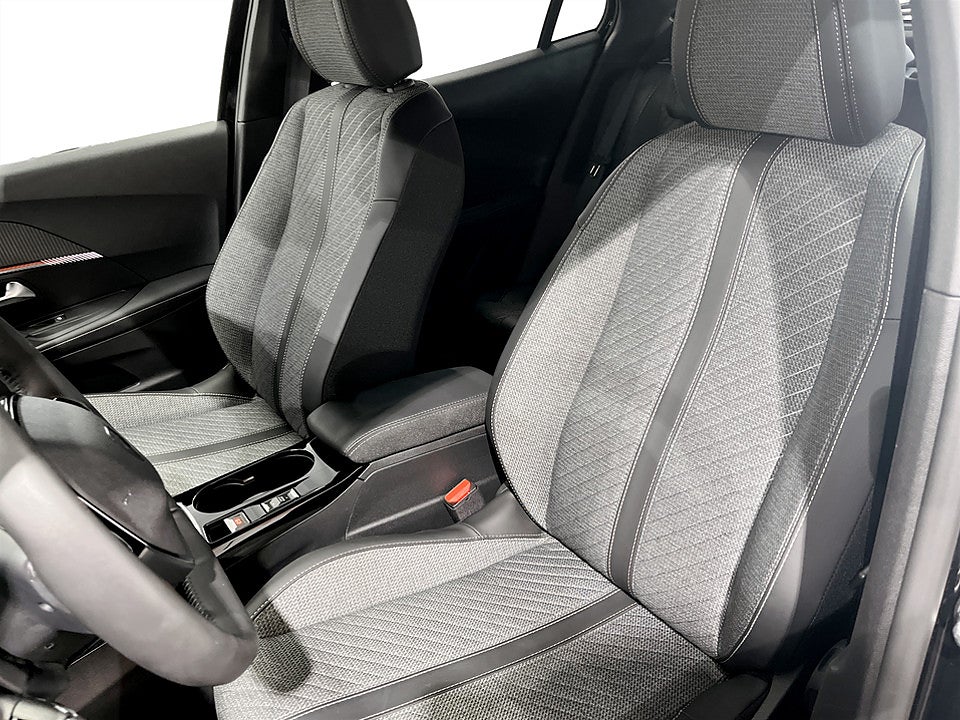 Bild på Peugeot 2008 Allure 1.2 PT 130hk CARPLAY P-SENSORER