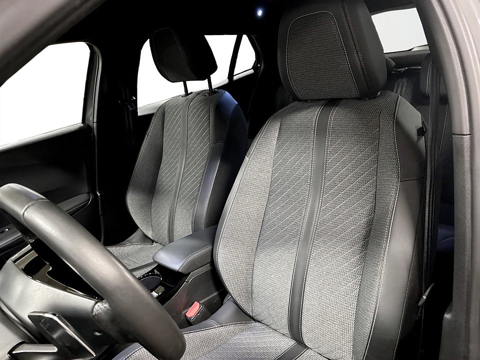 Bild på Peugeot 2008 ALLURE 1.2 PT 130hk Aut CARPLAY BACKKAMERA