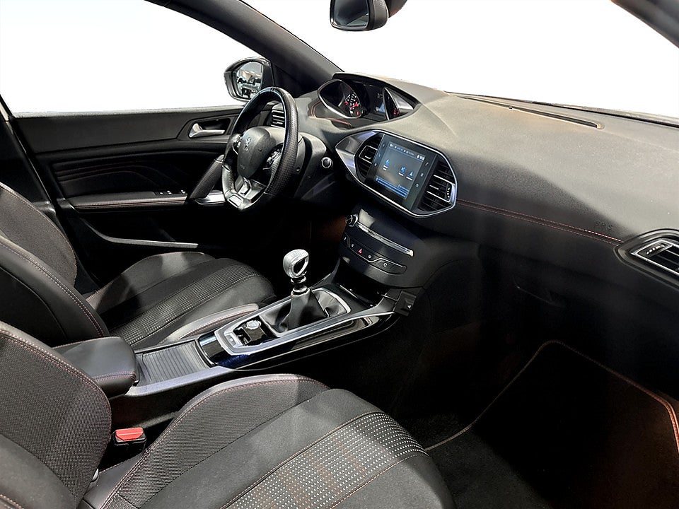 Bild på Peugeot 308 5D GT-Line 1.2 PT 130hk PANO CARPLAY