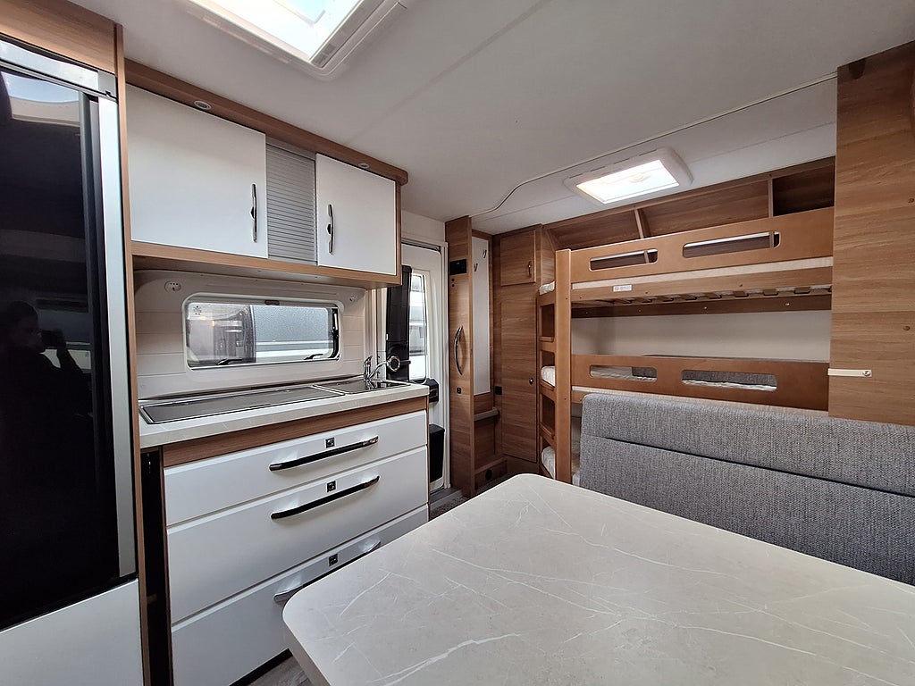 Hobby De Luxe 560 KMFe Barnkammare: 3 bäddar, Kampanjprodukt!