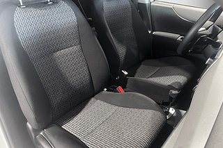 Halvkombi Toyota Yaris 15 av 39