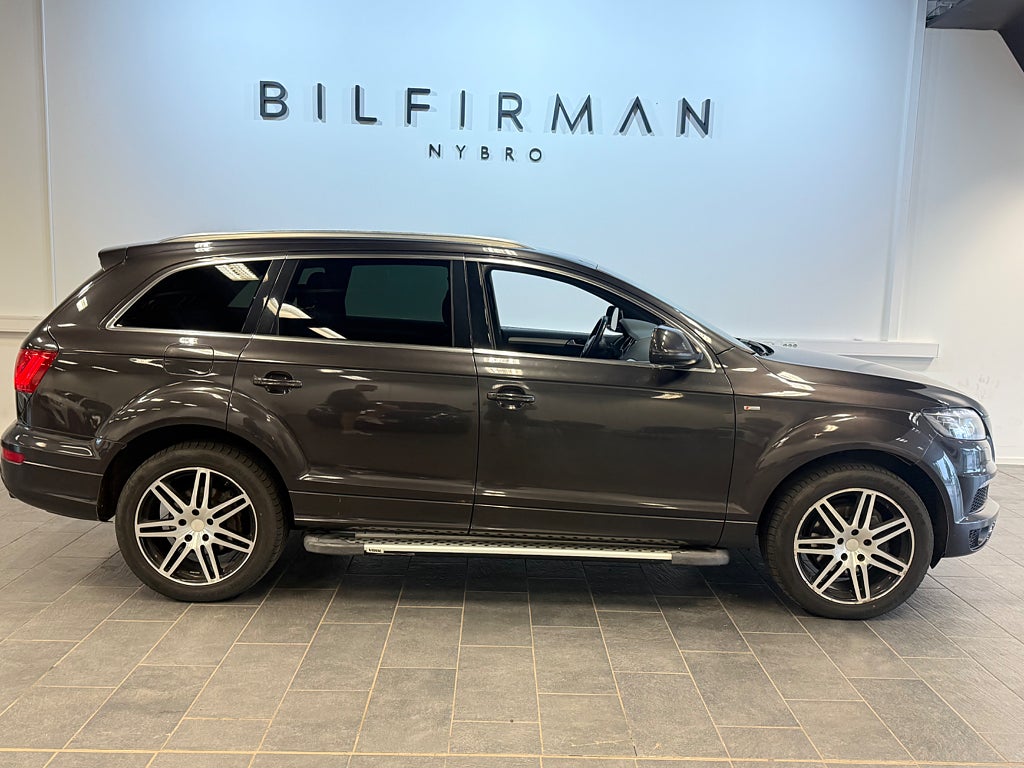 Audi Q7 3.0 TDI V6 DPF quattro S line 7 sits 
