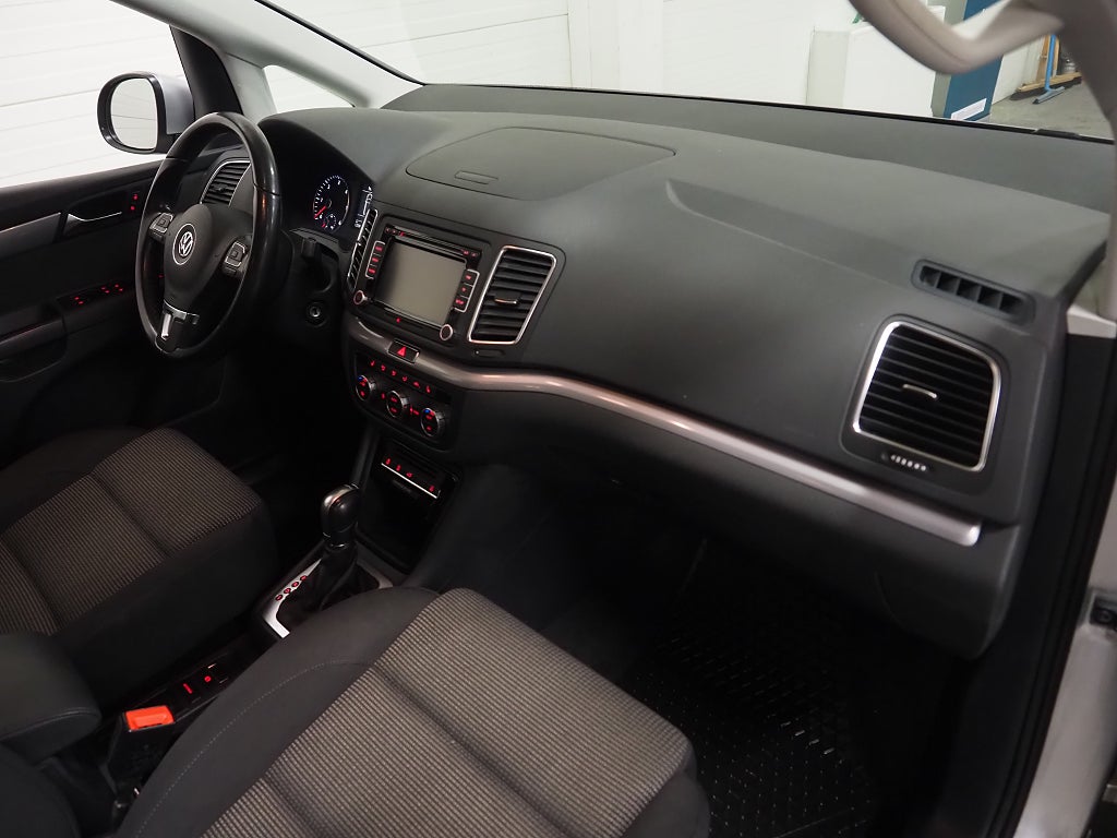 Volkswagen Sharan 7-sits 2.0 TDI 140hk Masters Dragkrok D-Värm Kamera 2015