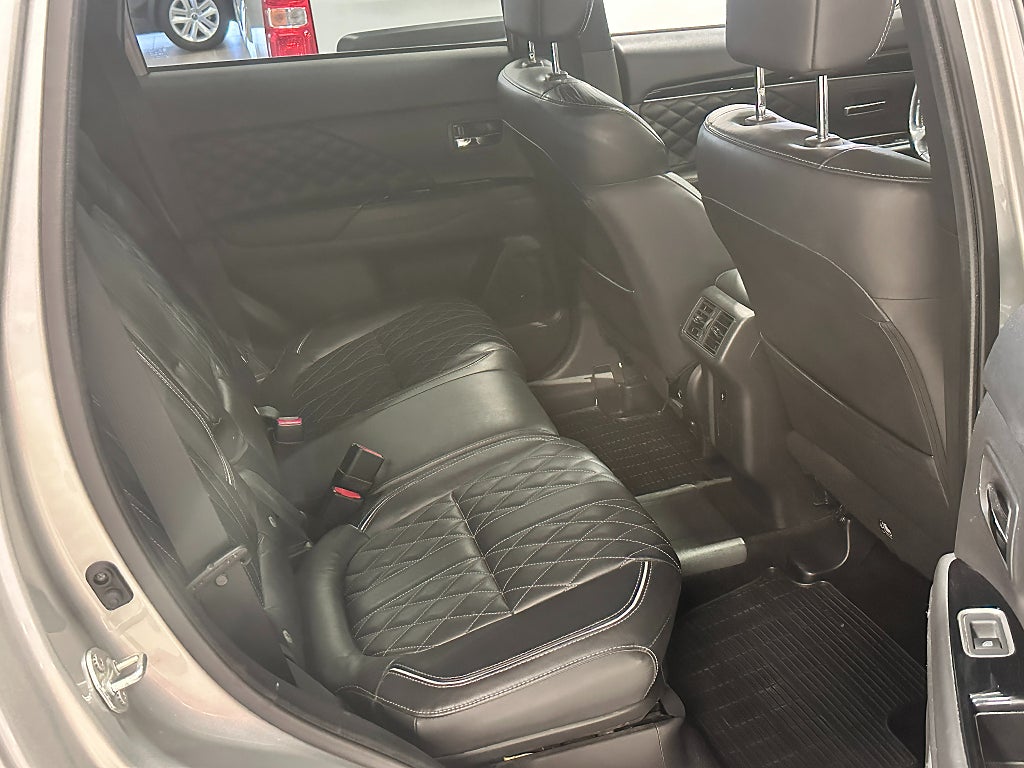 Mitsubishi Outlander CVT 224hk S-Edition Plug-In Hybrid AWD Taklucka Dragkro thumbnail