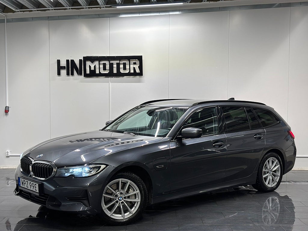 BMW 330e xDrive Sport line |MOMS|1Ägare|NAVI|NyBess|NyServ|DRAG|