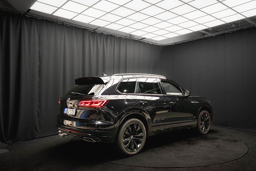 Volkswagen Touareg TDI 4M R-Line BLACK MAX PANO LUFT 21' DRAG D-VÄRM MOMS