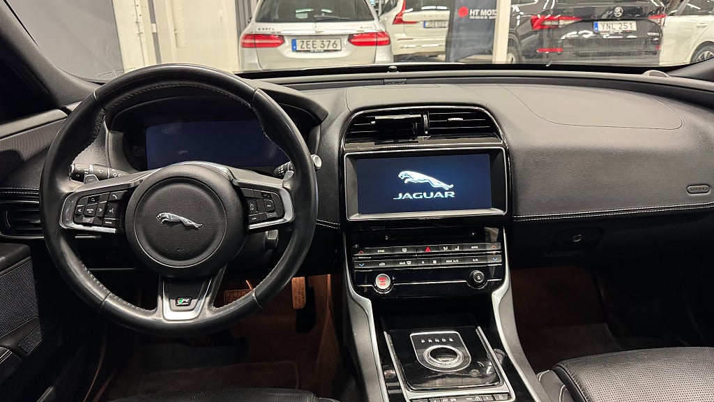 Jaguar XE 20t R-Sport/ 4.99%/Värmare/Backkamera/Taklucka/Cockpit
