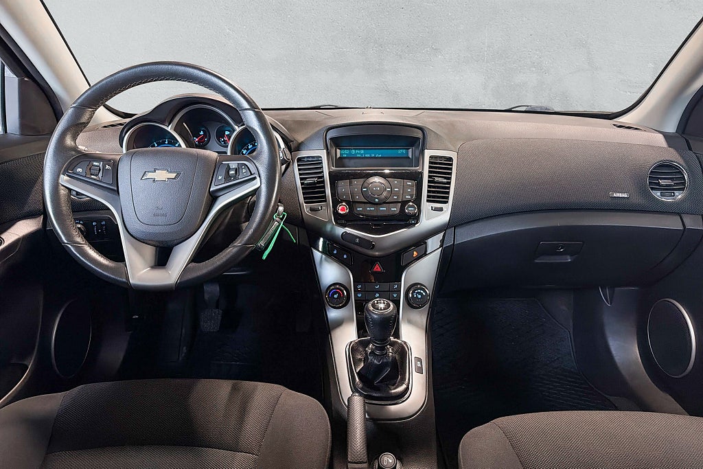 Chevrolet Cruze Halvkombi 1.6 Dragkrok Fullservad  AUX Nybesiktigad