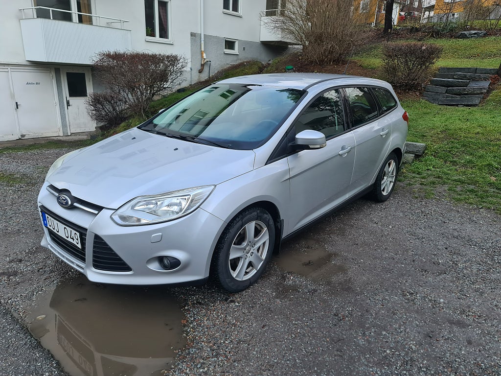 Ford Focus Kombi 1.6 Ti-VCT Två brukare Nybesiktad