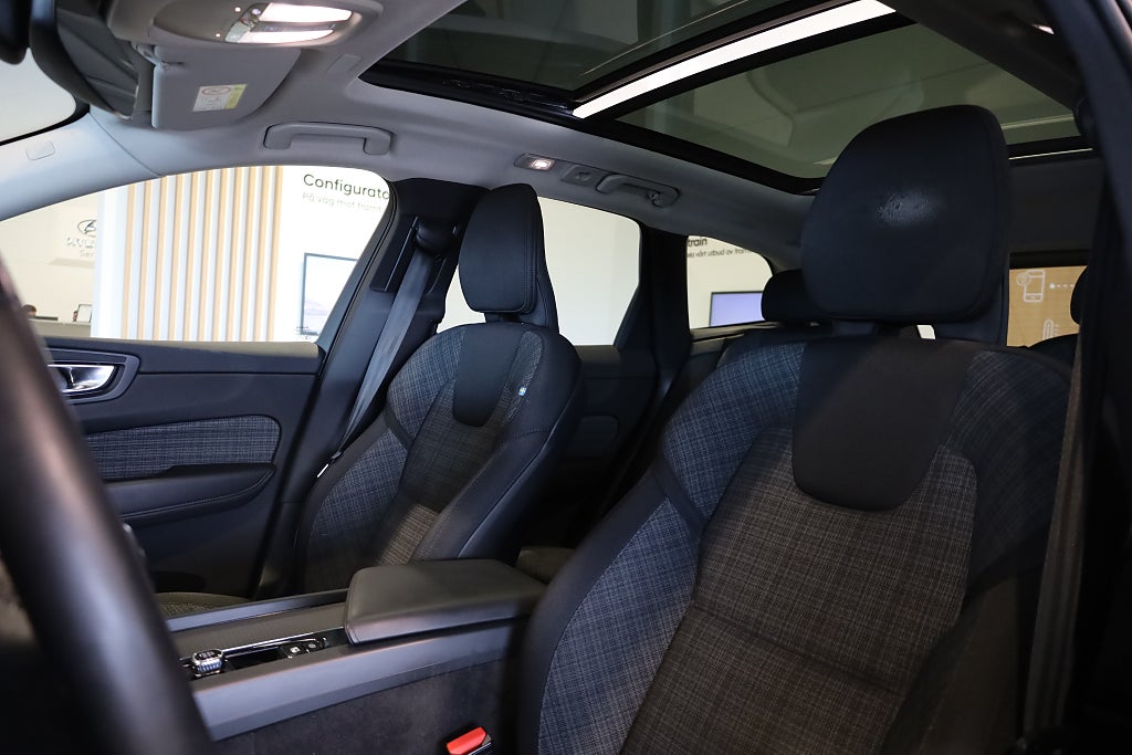 Volvo XC60 Recharge T6 AWD Geartronic Core Edition Drag Navi Moms