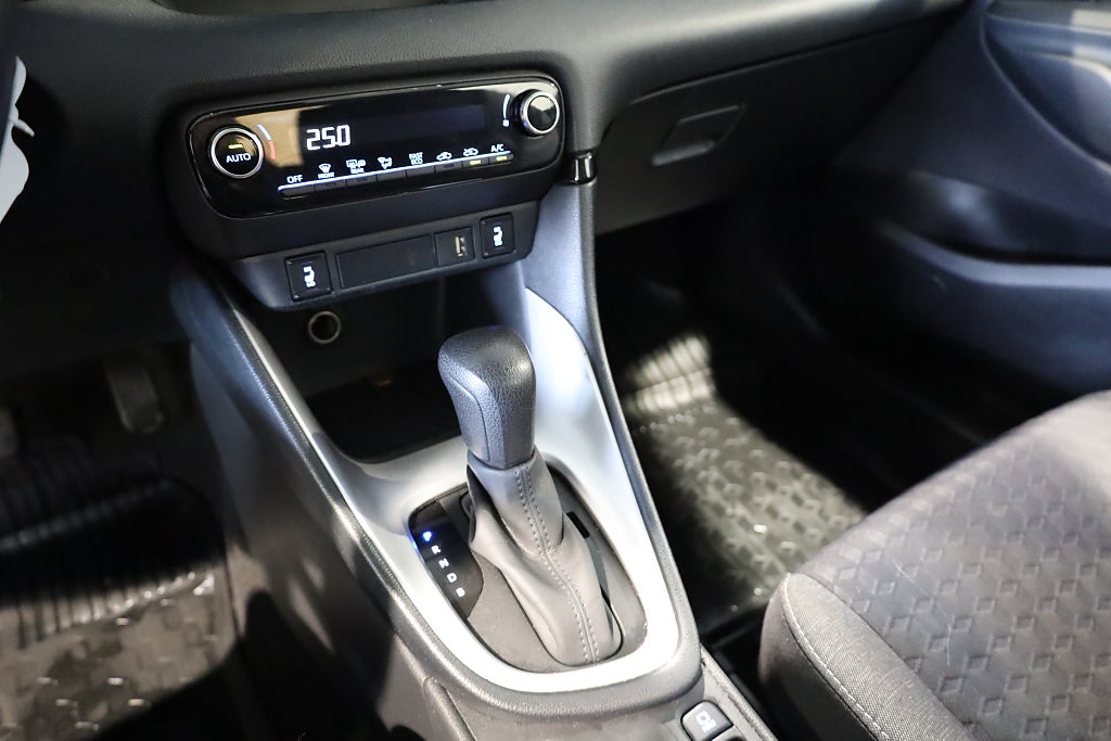 Toyota Yaris Hybrid Active Aut 5D Kamera PDC Blåtand 2023