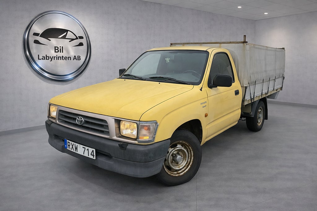 Toyota Hilux MOMSBIL Enkelhytt 2.4 Låg Mil Servicebok
