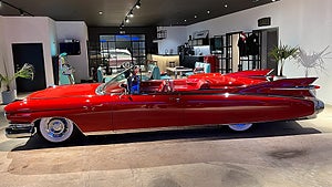 Bilen har renoverats och är i utställningsskick. 