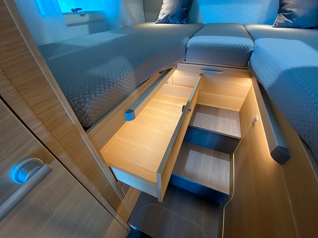 Adria Sonic Plus 700 SL / ALDE / Aut 180hk / Taksäng / Ugn - Adria