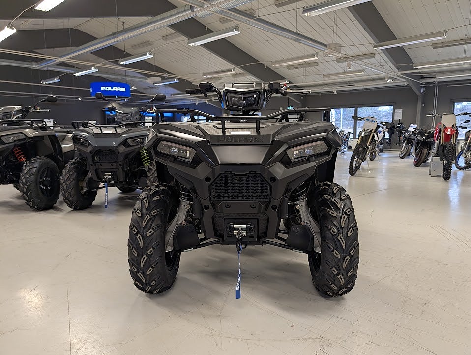 Polaris SPORTSMAN 570 EPS BLACK EDITION med vagn på köpet!