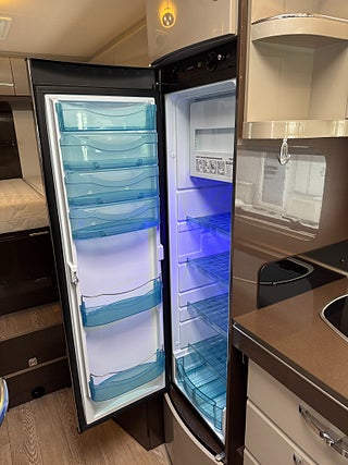 Husbil-halvintegrerad Hobby Optima Premium T 75 HGE 150 HK AUTOMAT! Långbäddar & Taksäng! 9 av 22