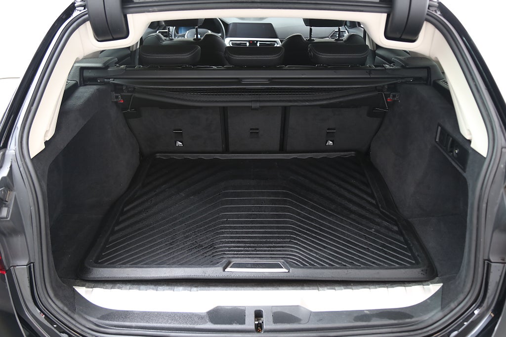 BMW 330e Plug-in Touring 292hk Sport Line Aut Drag