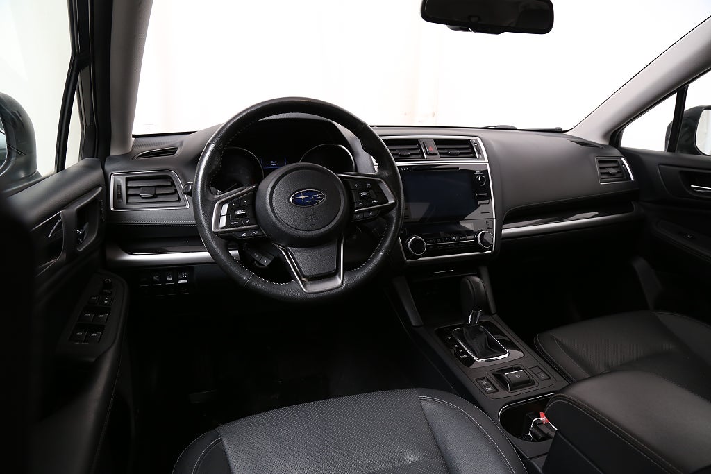 Subaru Outback 2,5i 175hk Summit AWD Taklucka H/K Skinn Extraljus Drag 2019