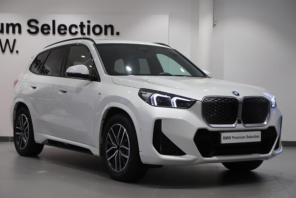 BMW iX1 xDrive30 M sport / H&K / Drag / HUD / Panorama / 360 Kamera