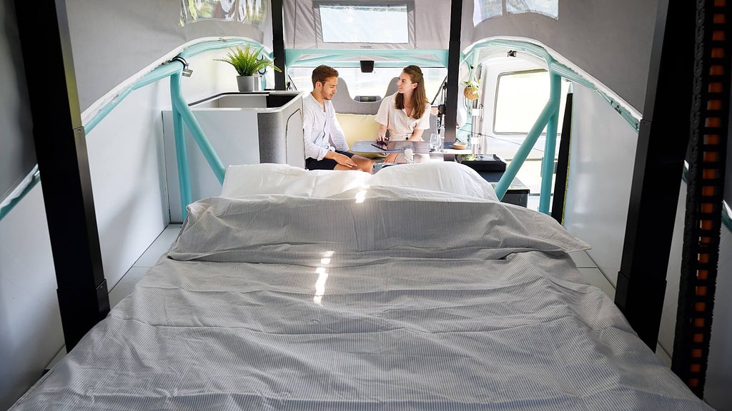 När Stella Vita står stilla går det utan problem att röra sig inomhus och sova. Foto: Bart van Overbeeke/Solar Team Eindhoven