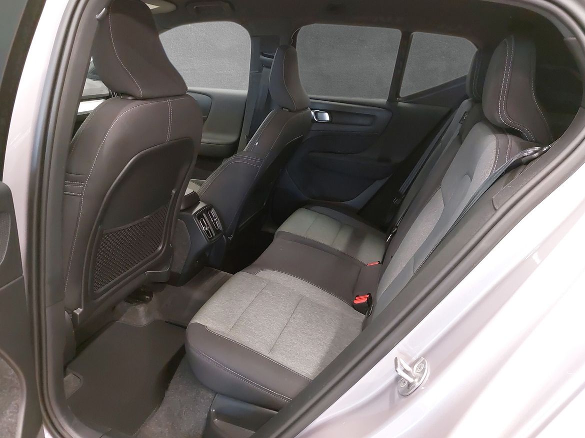 Volvo XC40 B3 FWD Bensin Plus Dark 2026, bild 6/10