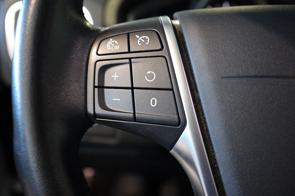 Volvo V40 T3 Momentum Värmare Navi PDC Blåtand 2018