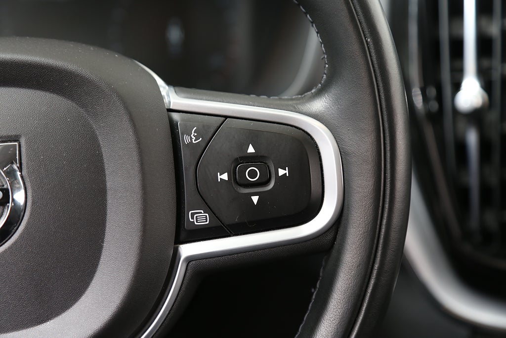 Volvo XC60 B5 Bensin 250hk Momentum Adv SE AWD Kamera Navi Leasbar 2021