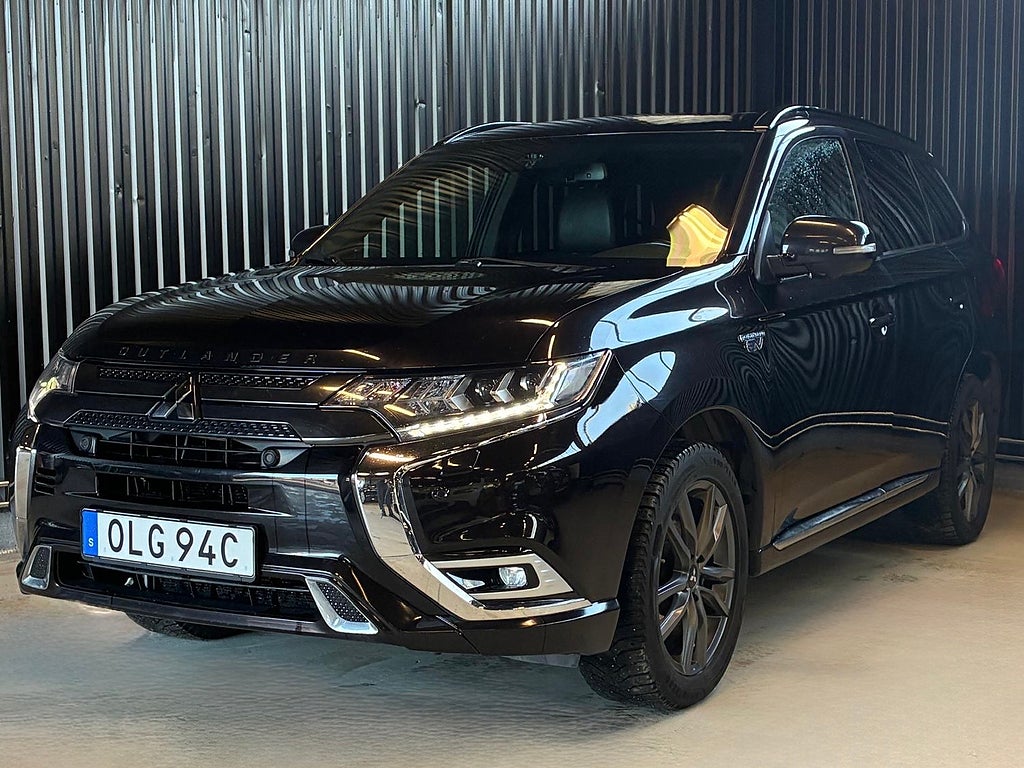 Mitsubishi Outlander PHEV CVT S-Edition 360* / DRAG / VÄRME / GLASTAK 225Hk