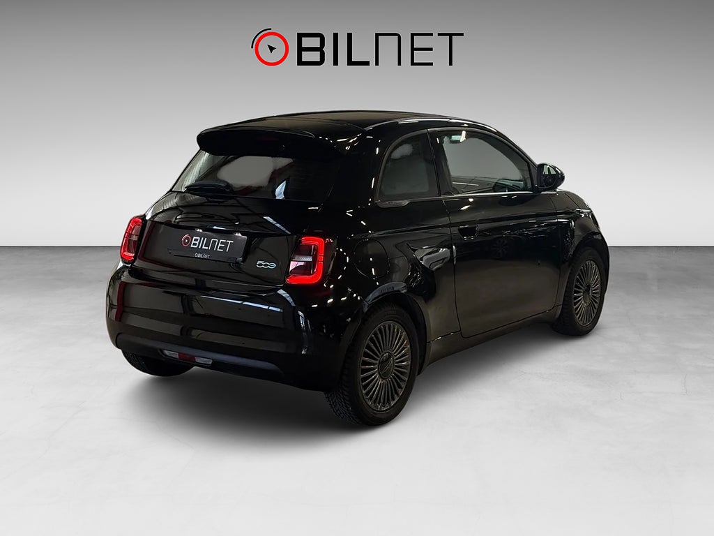 Fiat 500 e 42 kWh Long Range / Svart Metallic 4-sits Carplay