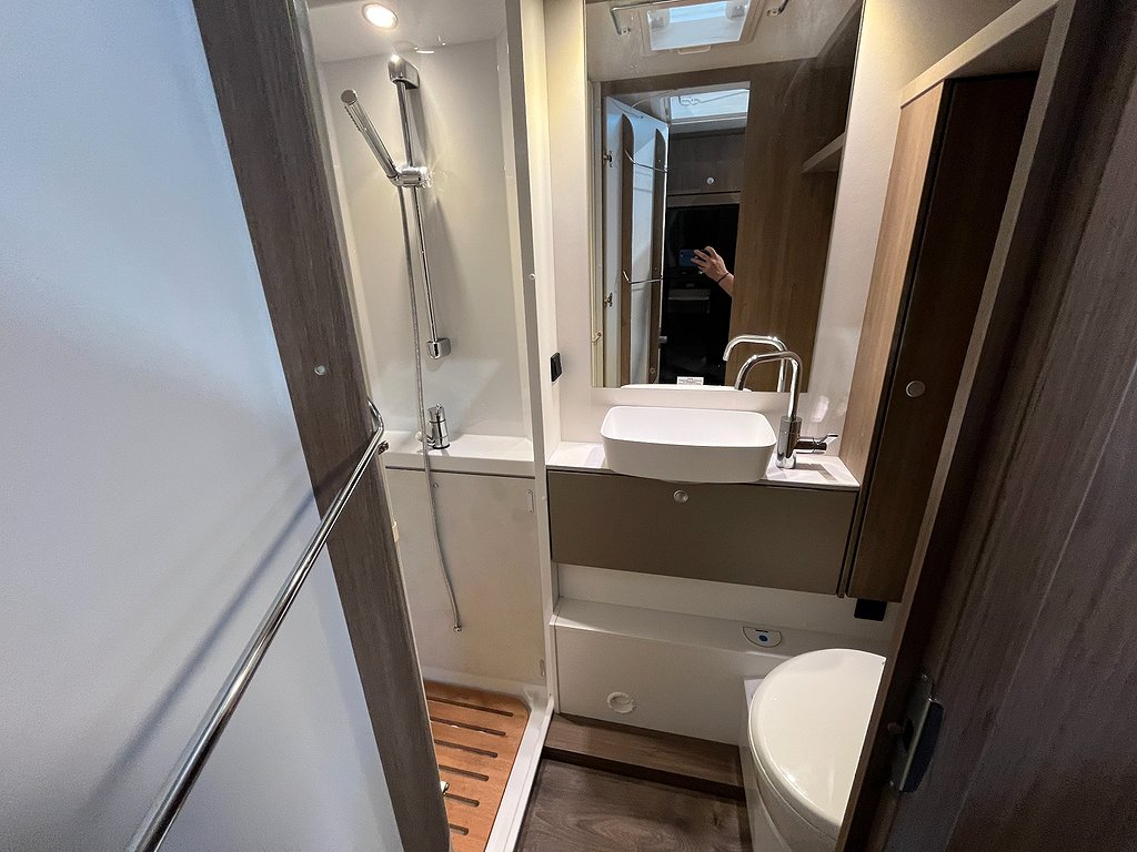 Carado A 464 / B-kort / 6 bältade / 6 Sovplatser / 845 Mil - Carado