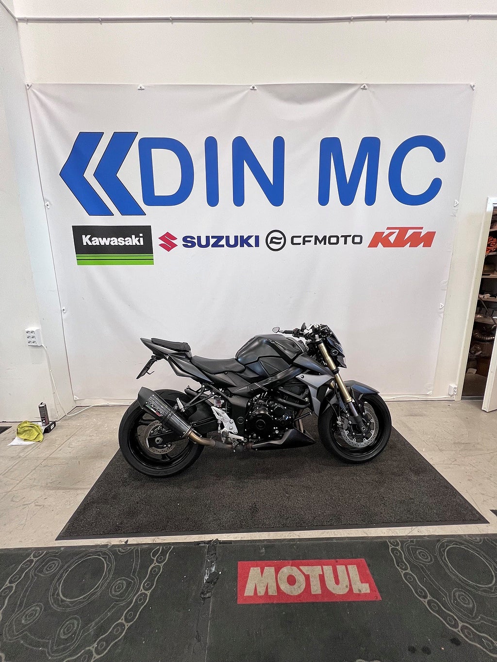 Suzuki GSR750 