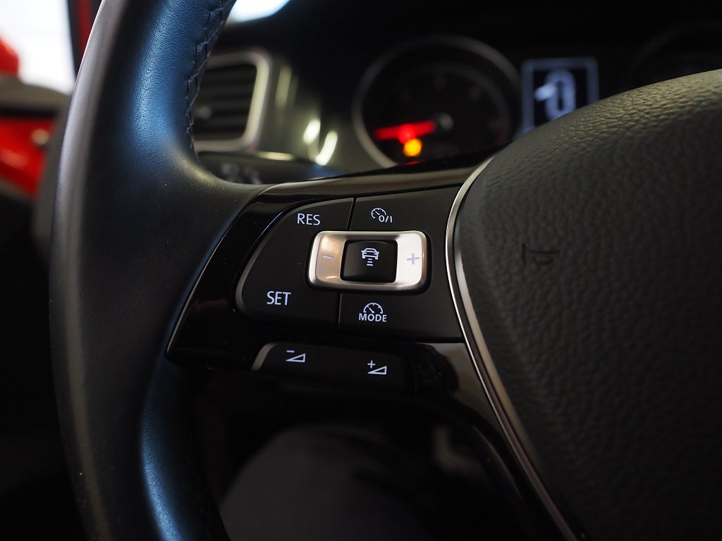 Volkswagen Golf 1.6 TDI 115hk D-Värmare Backkamera Adaptiv Farthållare 2018