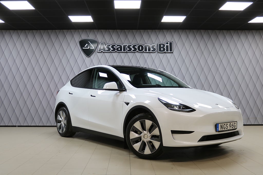 Tesla Model Y Standard Range RWD Drag Panorama Navi Moms Värmepump