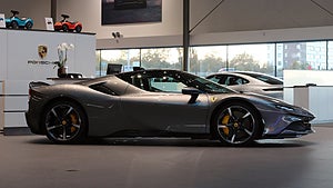 Ferrari SF90 Stradale är den italienska biltillverkarens första laddhybrid. 