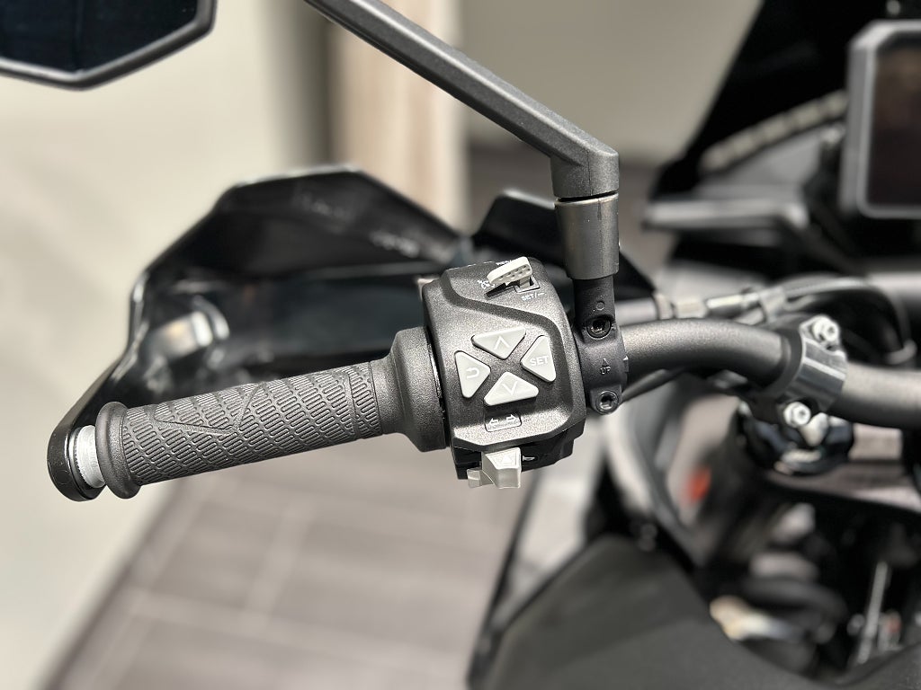 KTM 890 SMT /Techpack / Endast 671 mil / Nya däck