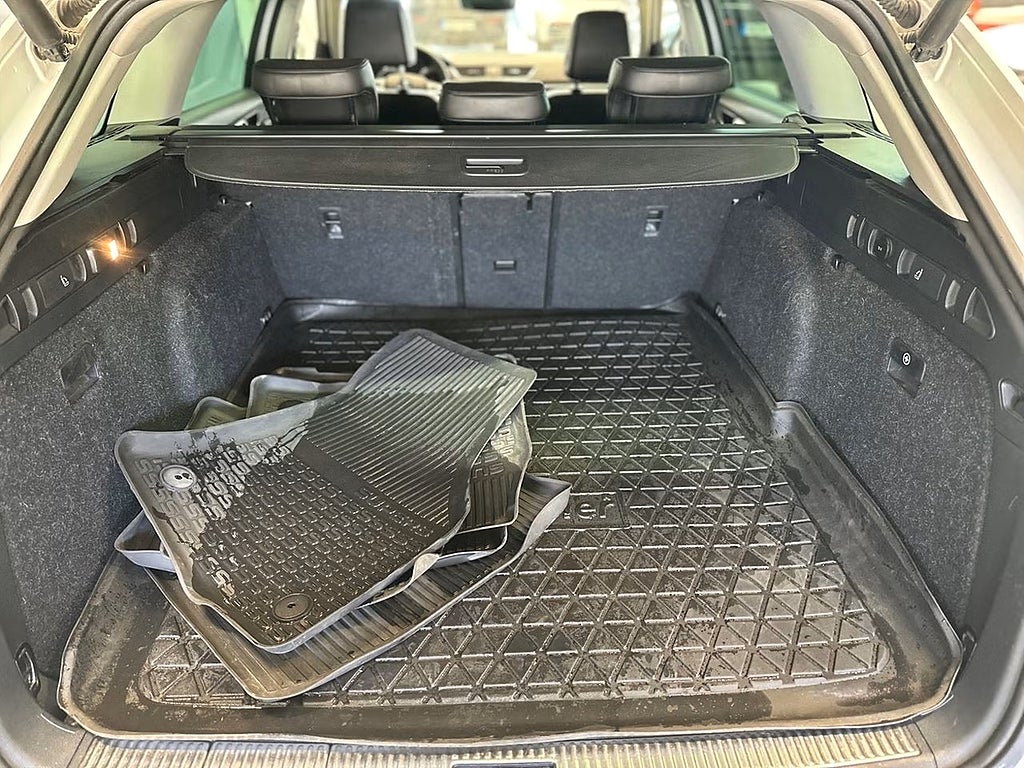 Skoda Superb Kombi 2.0 TDI 4x4 L&K/B-Kamera/Värm/Drag/Läder/Canton