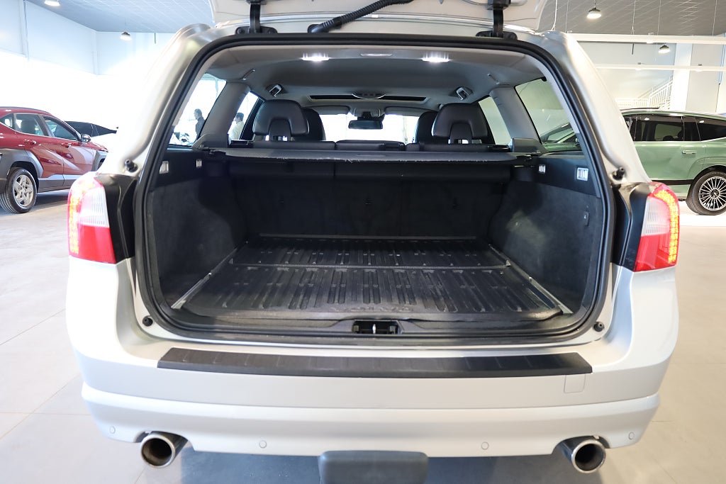 Volvo V70 D5 AWD Geartronic Summum Lucka Drag Navi Värmare
