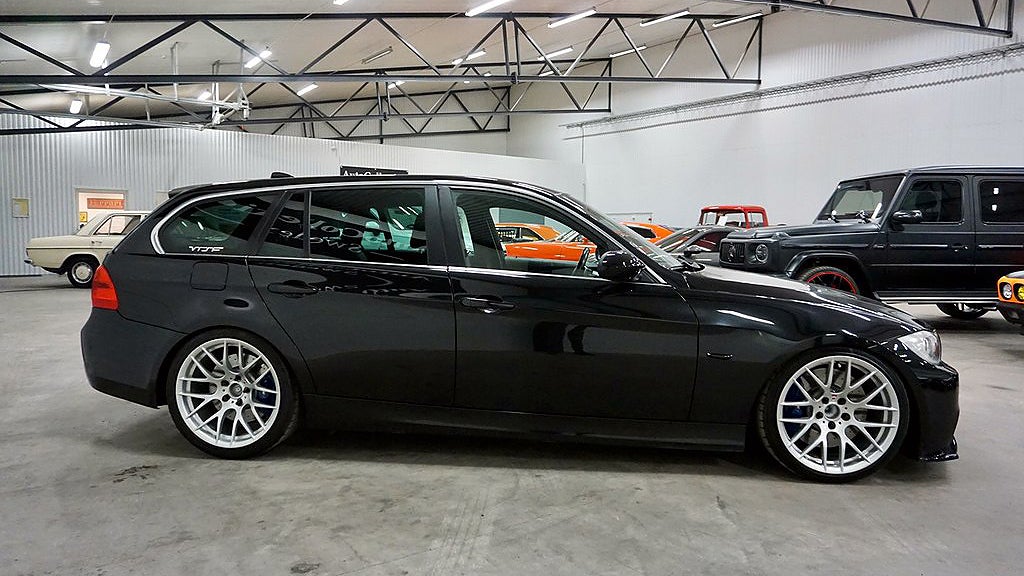 BMW 335 har modifierats så att den levereras 554 hästkrafter på hjulen och 711 Nm på hjulen. 