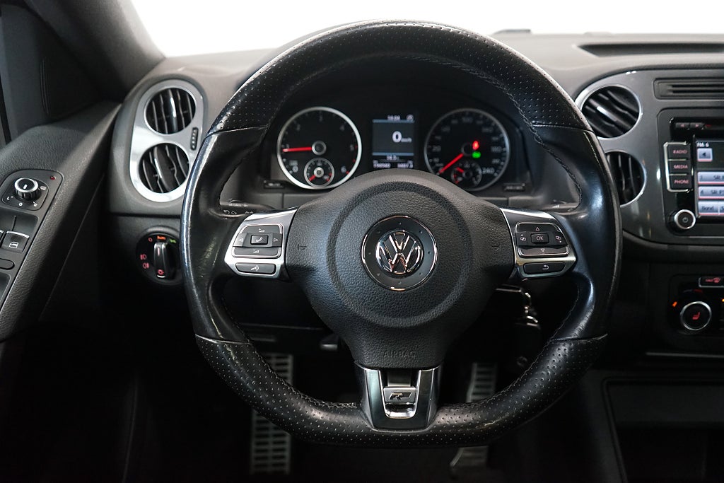 Volkswagen Tiguan 2.0 TDI 4M Automat R-line Värmare Panorama Drag 177hk