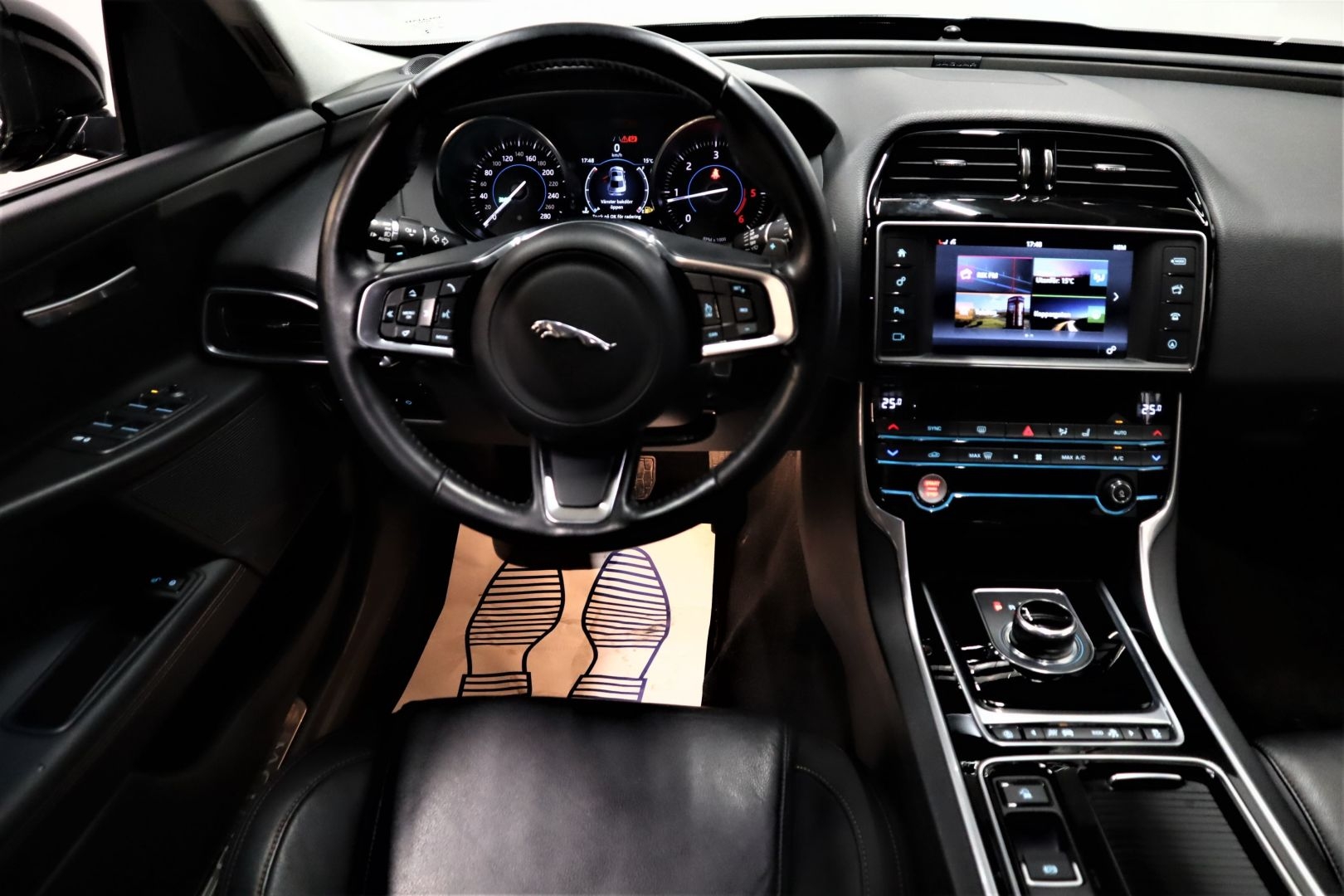 Jaguar XF XE 20d AWD, bild 2/16