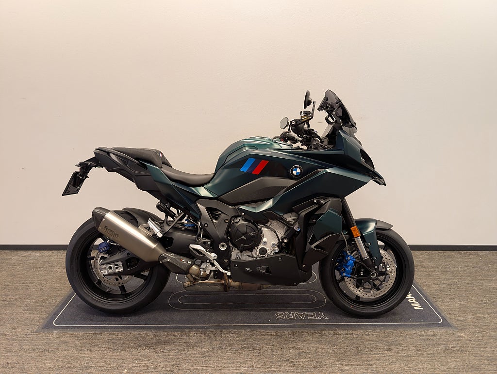 BMW M1000XR Aurelius Green Metallic