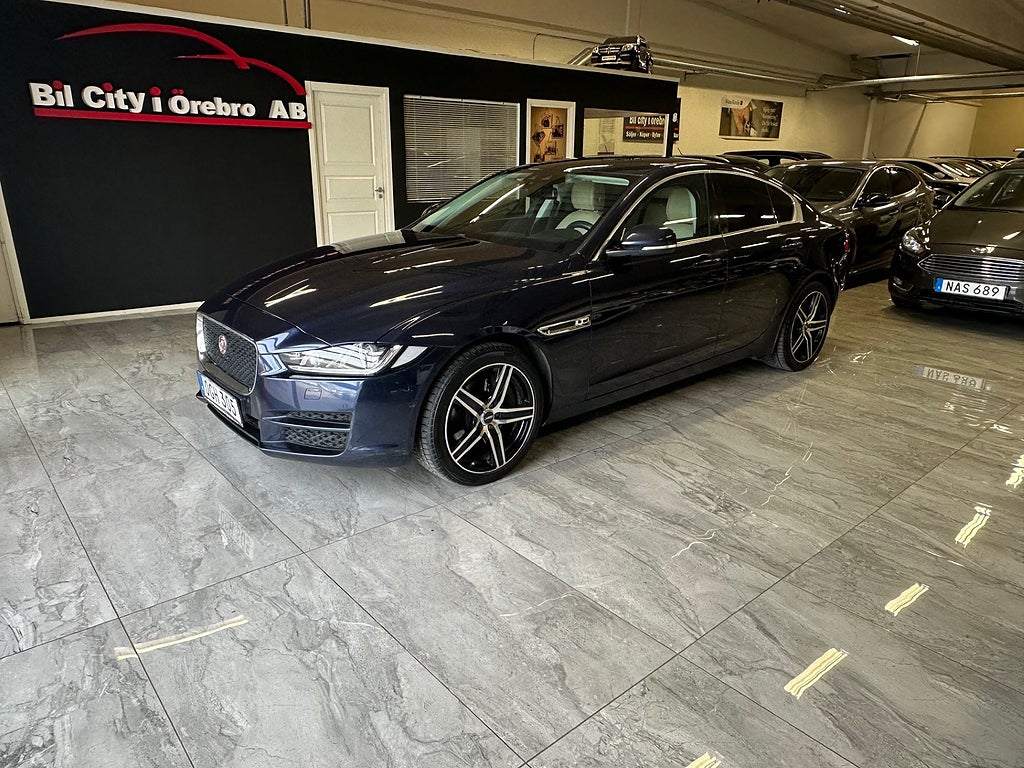 Jaguar XE 20d (180hk) AWD Svensksåld / D-Värmare GPS / B-Kamera