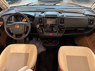 Husbil-integrerad Eura Mobil Integra Line 725 QB 150HK 3 av 23