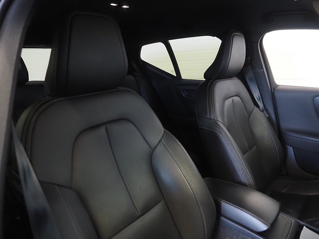 Volvo XC40 Recharge P8 AWD 408hk Core | Kamera | Skinn | 2021