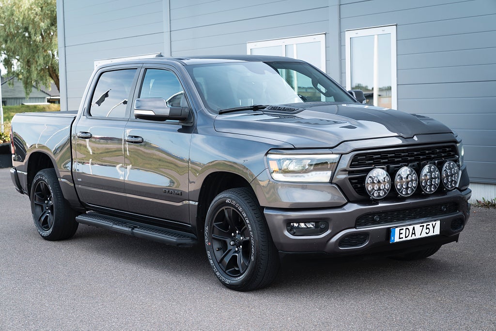 RAM 1500 Crew Cab 5.7 V8 HEMI Flex Fuel 4x4 Night edition
