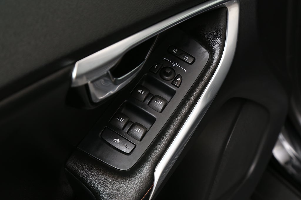 Volvo V40 Cross Country D2 120hk Momentum BE PRO Panorama Värmare/VOC 2016