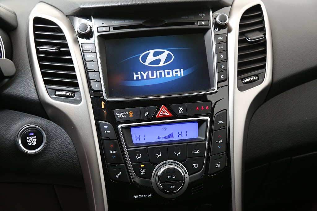 Hyundai i30 1,6 GDI 135hk Premium Kombi Kamera Keyless Navi Drag 2017