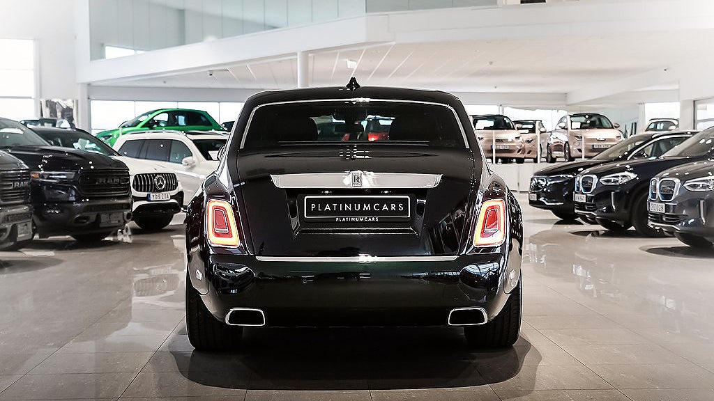 Rolls-Royce Phantom har champagnekyl i baksätet och inkluderar två glas.